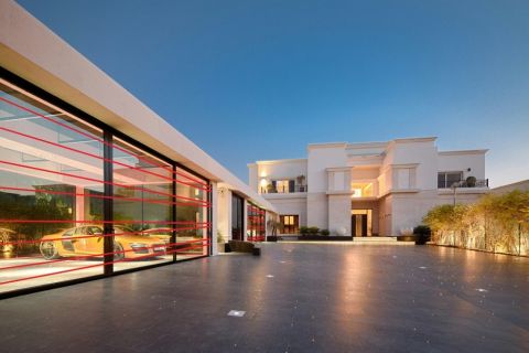 La barriera a infrarossi è insuperabile sbarramento perfetto per la protezione contro i malintenzionati