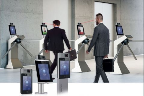 I terminali di controllo accessi con tecnologia termografica sono il supporto ideale per rilevare in modo accurato la temperatura delle persone durante gli accessi.