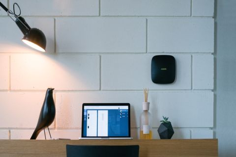 Con Ajax Sytems ci occupiamo di sicurezza e comfort, sicurezza antincendio, prevenzione degli allagamenti e ora anche di videosorveglianza. Tutto automatizzato e integrato.